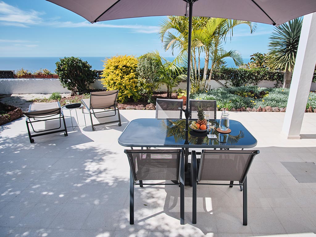 Ferienwohnung Casa Blanca auf Teneriffa - Blick von der Terrasse auf den Garten und das Meer