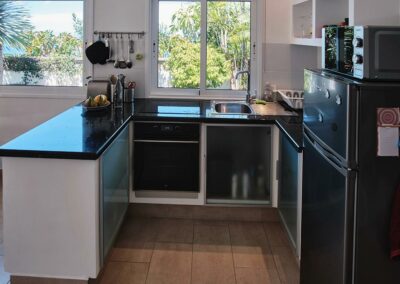 Ferienwohnung Casa Blanca auf Teneriffa - Küche mit Elektroherd, Ceranfeld, Microwelle und Kühl-/Gefrierkombination