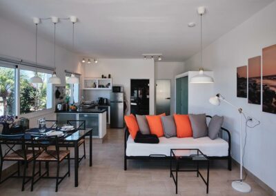 Ferienwohnung Casa Blanca auf Teneriffa - Blick auf die Couch, den Essbereich und die Küche