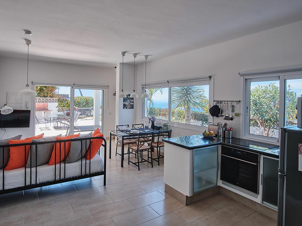 Ferienwohnung Casa Blanca auf Teneriffa - Wohnbereich mit Küche und Aussicht