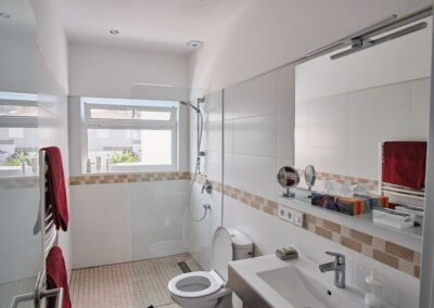 Ferienwohnung Casa Blanca auf Teneriffa - Badezimmer mit begehbarer Dusche